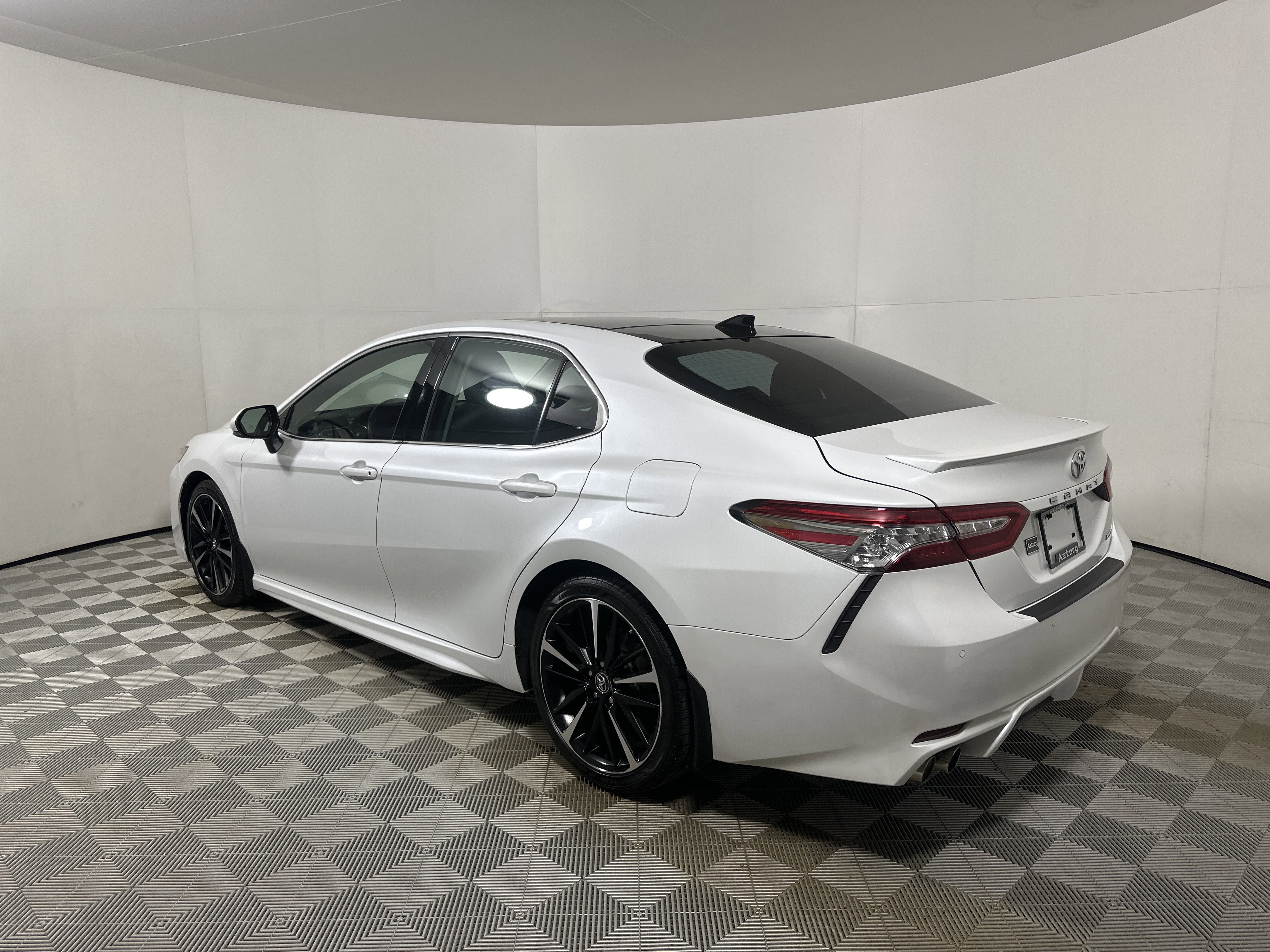 Used 2018  Toyota  image 5