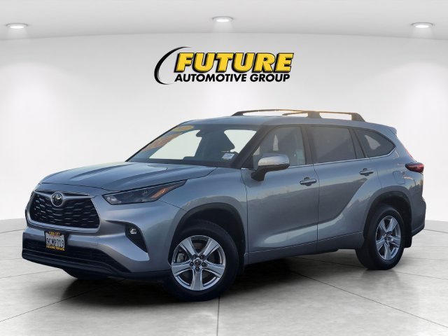 Used 2022 Silver Toyota LE image 8