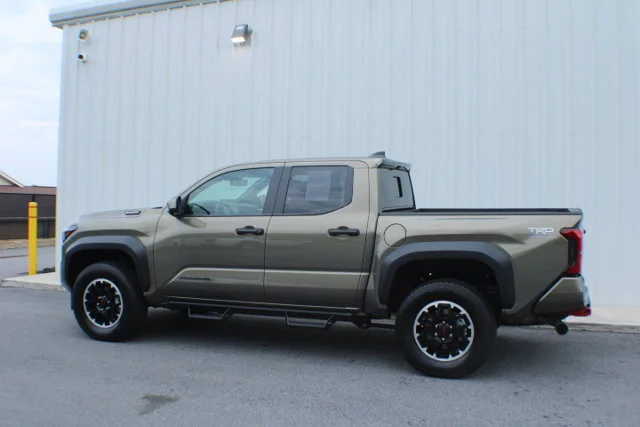 Used 2025 BROWN Toyota  image 3