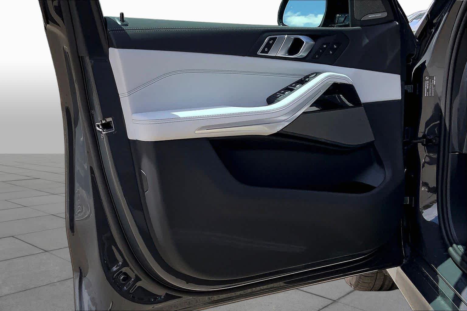 New 2026 Dravit Grey Metallic BMW xDrive40i image 10