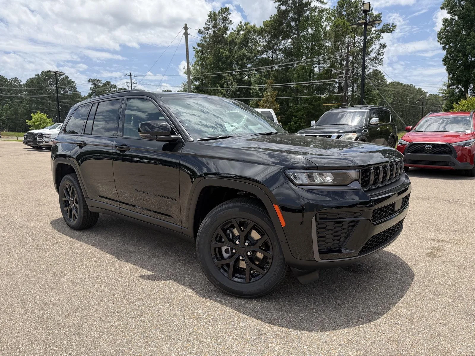 New 2026 Diamond Black Crystal Pearl-Coat Exterior Paint Jeep Laredo Altitude image 3