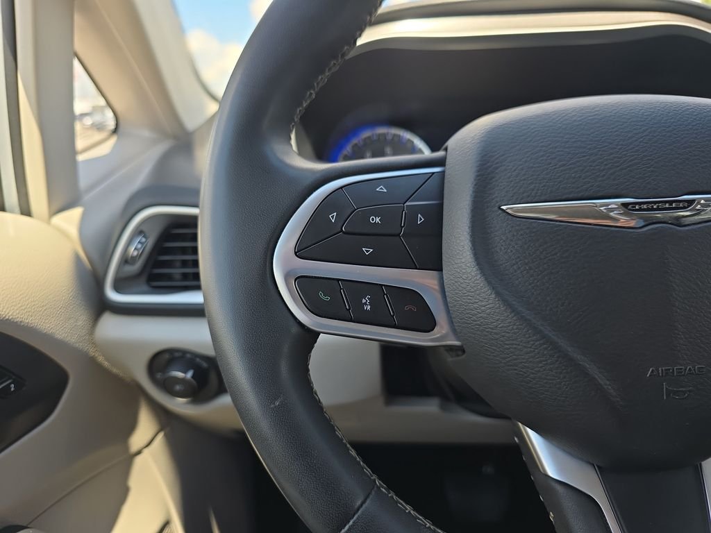Used 2023 Silver Mist Clearcoat Chrysler Touring L image 21