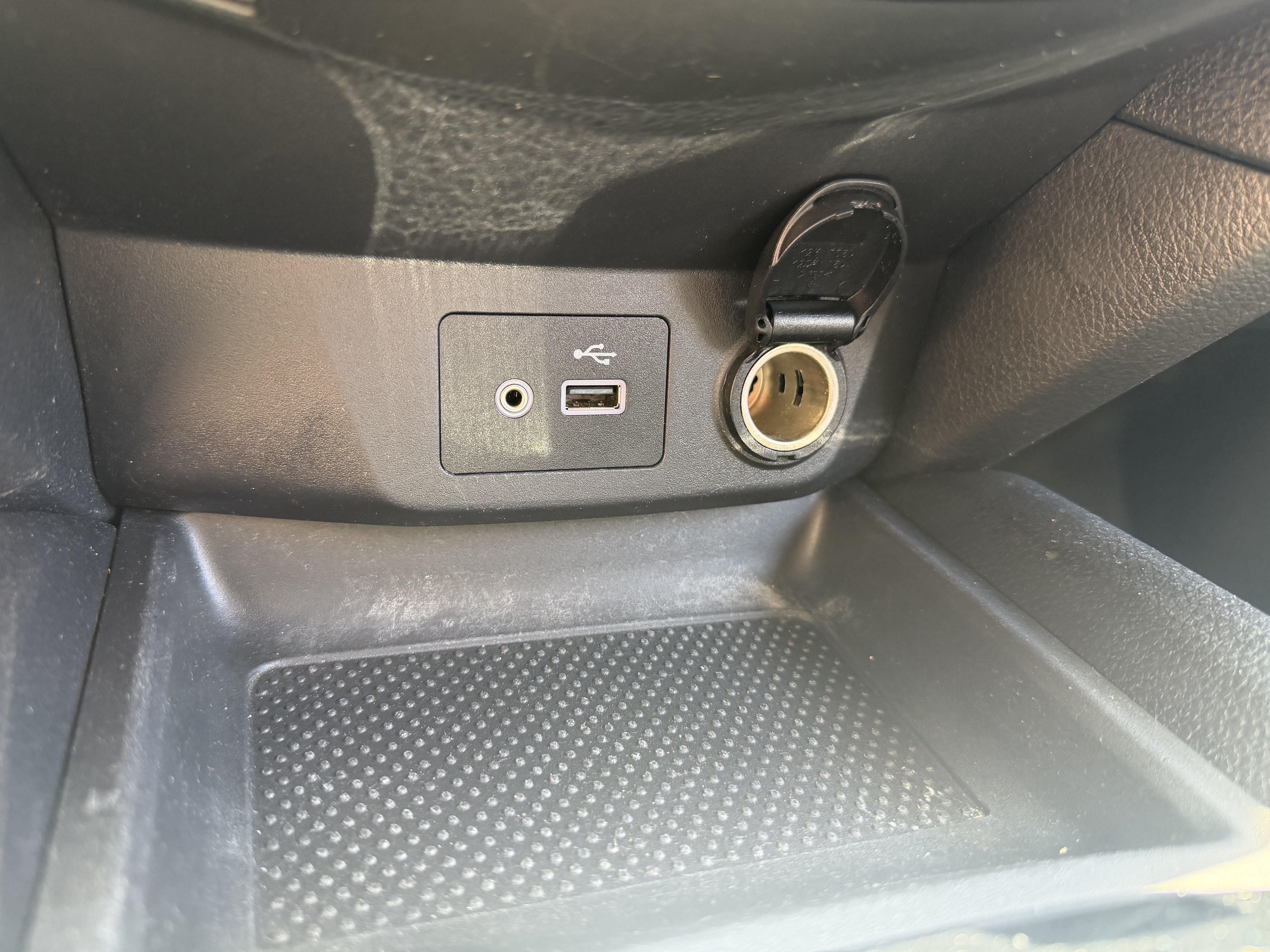Used 2019 Brilliant Silver Metallic Nissan SV image 38
