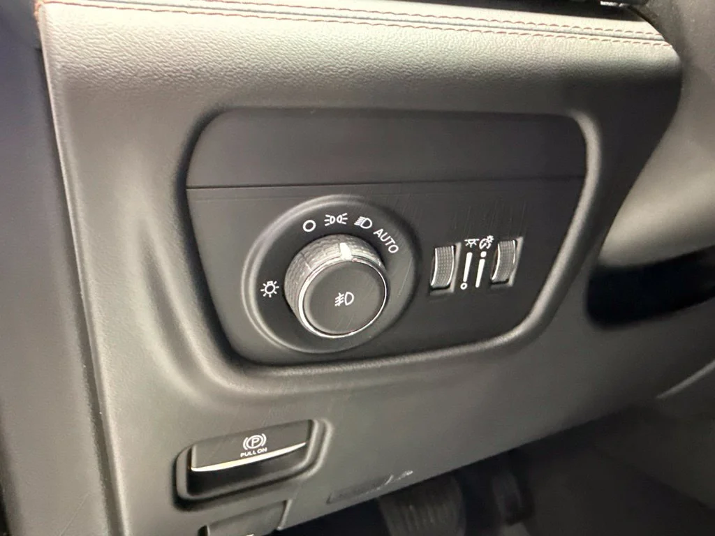 Used 2023 White Jeep Summit Reserve image 25
