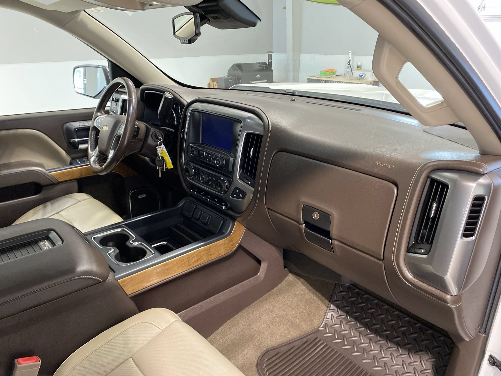 Used 2017 IRIDESCENT PEARL TRICOAT Chevrolet LTZ image 27