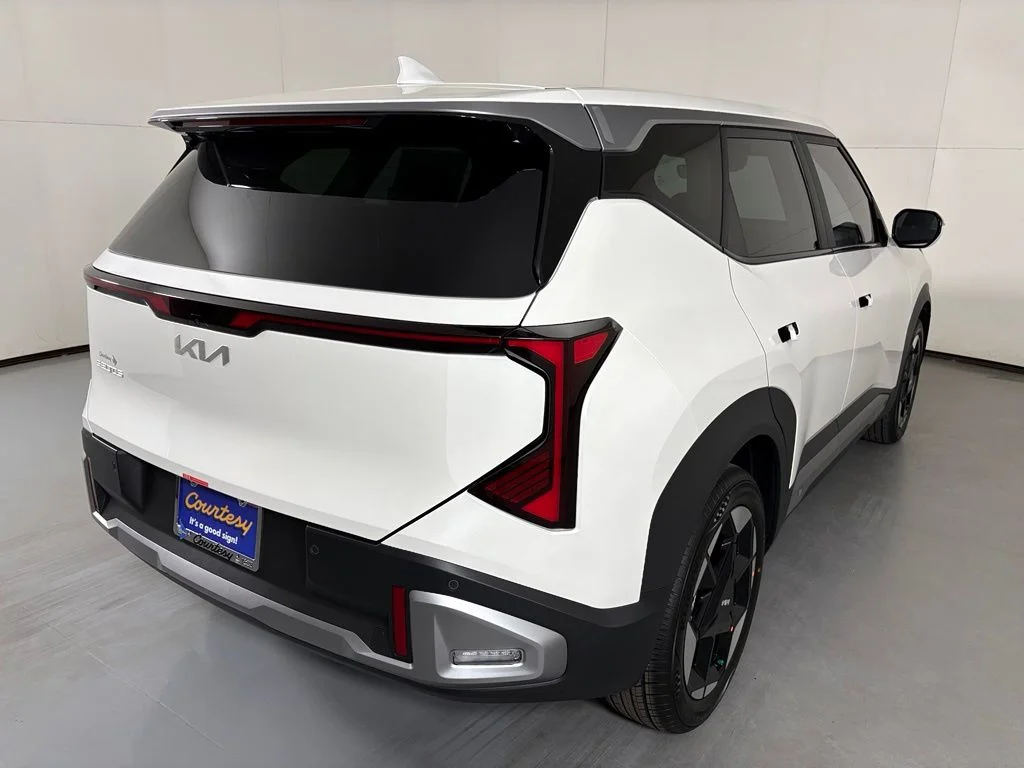New 2027 Snow White Pearl Kia EX image 8