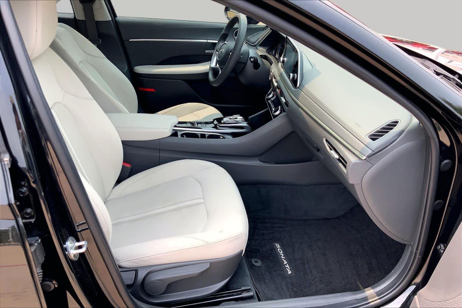 Used 2022 Phantom Black Hyundai SEL image 9