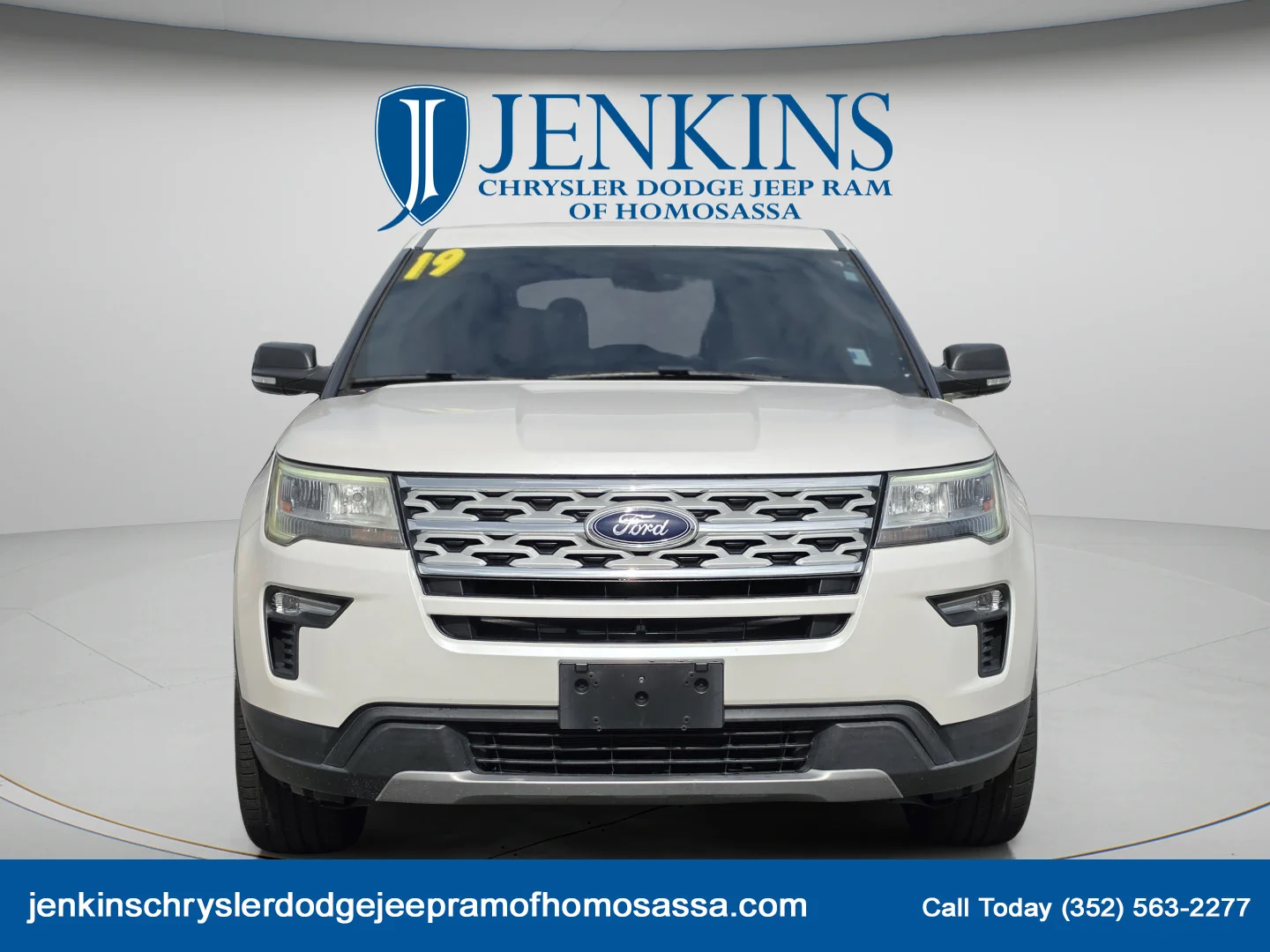 Used 2019 White Platinum Clearcoat Metallic Ford XLT image 12