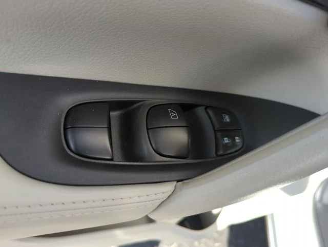 Used 2022 White Nissan SV image 31