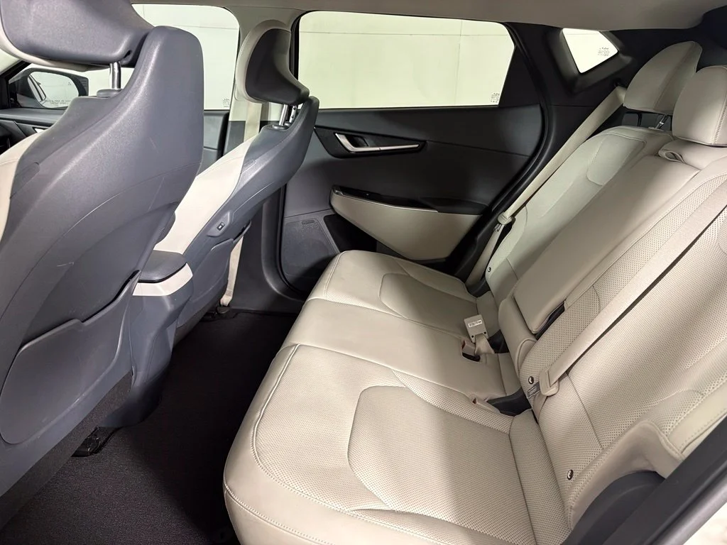 Used 2023 White Kia Wind image 38