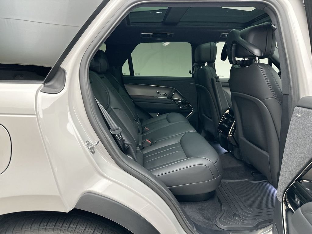 New 2026 Borasco Grey Metallic Land Rover SE image 7