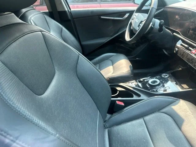 Used 2023 Snow White Pearl Kia Wave image 6