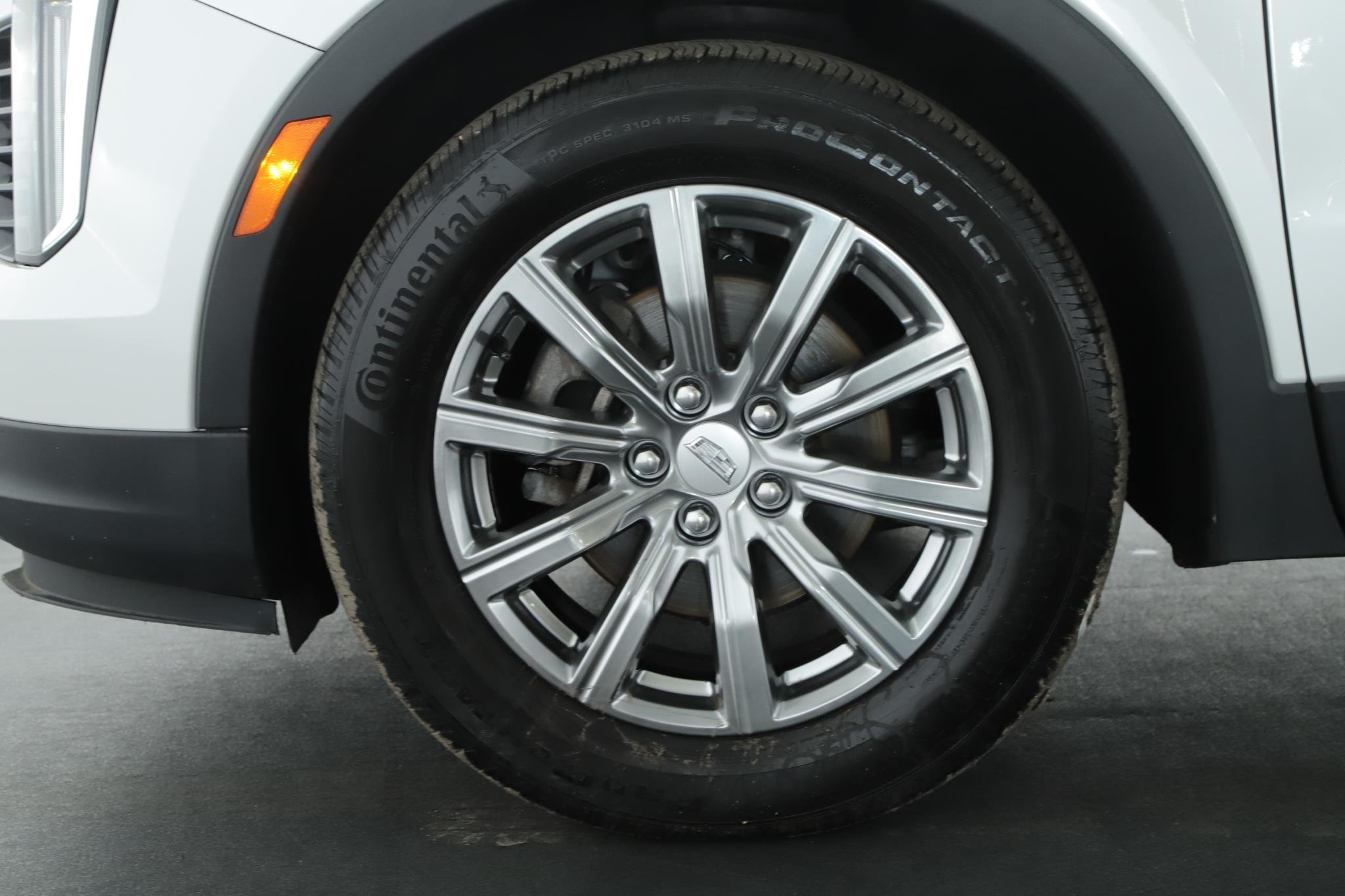 Used 2019 Crystal White Tricoat Cadillac Premium Luxury AWD image 21