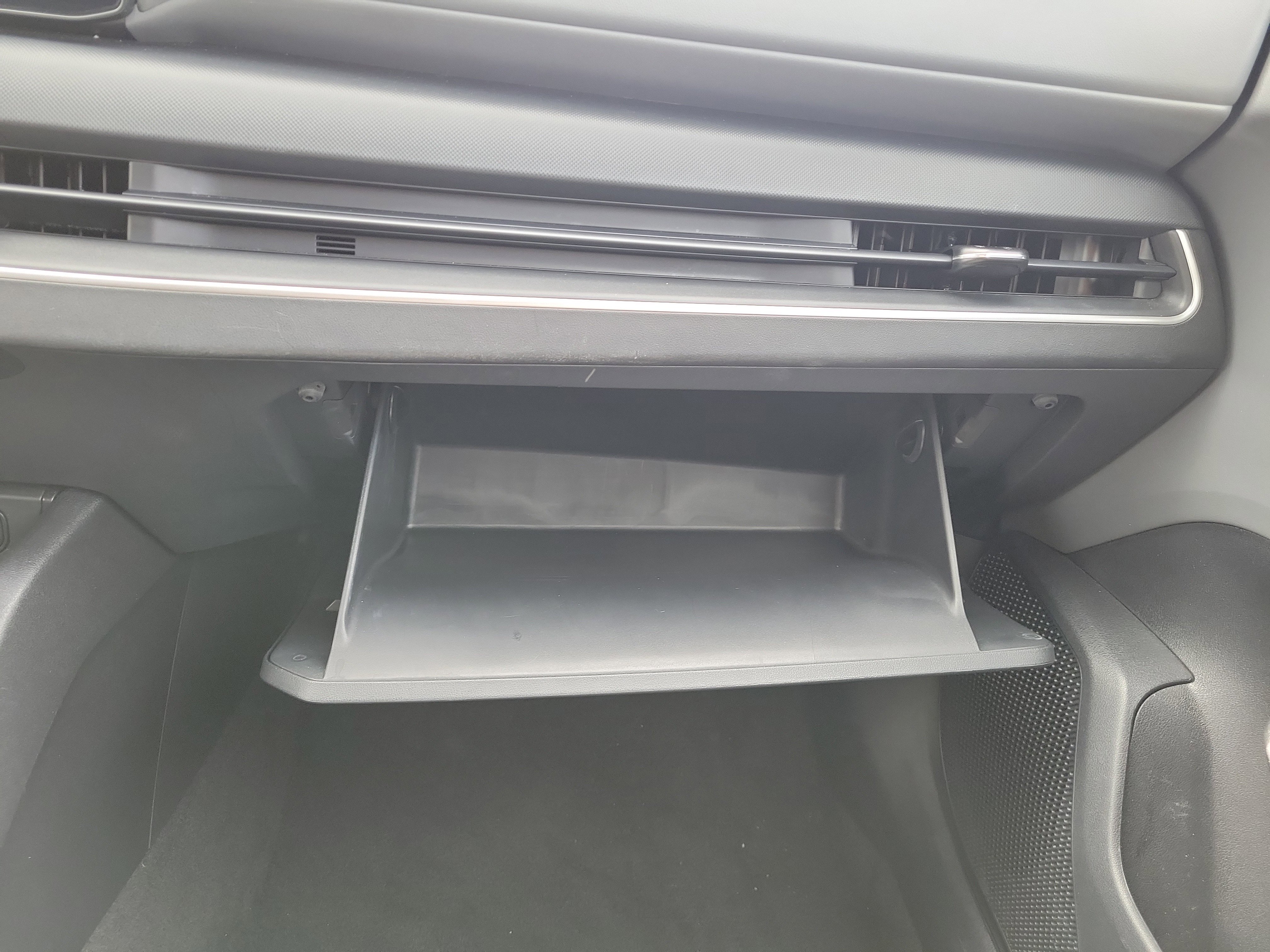 Used 2025 Snow White Pearl Kia LXS image 29