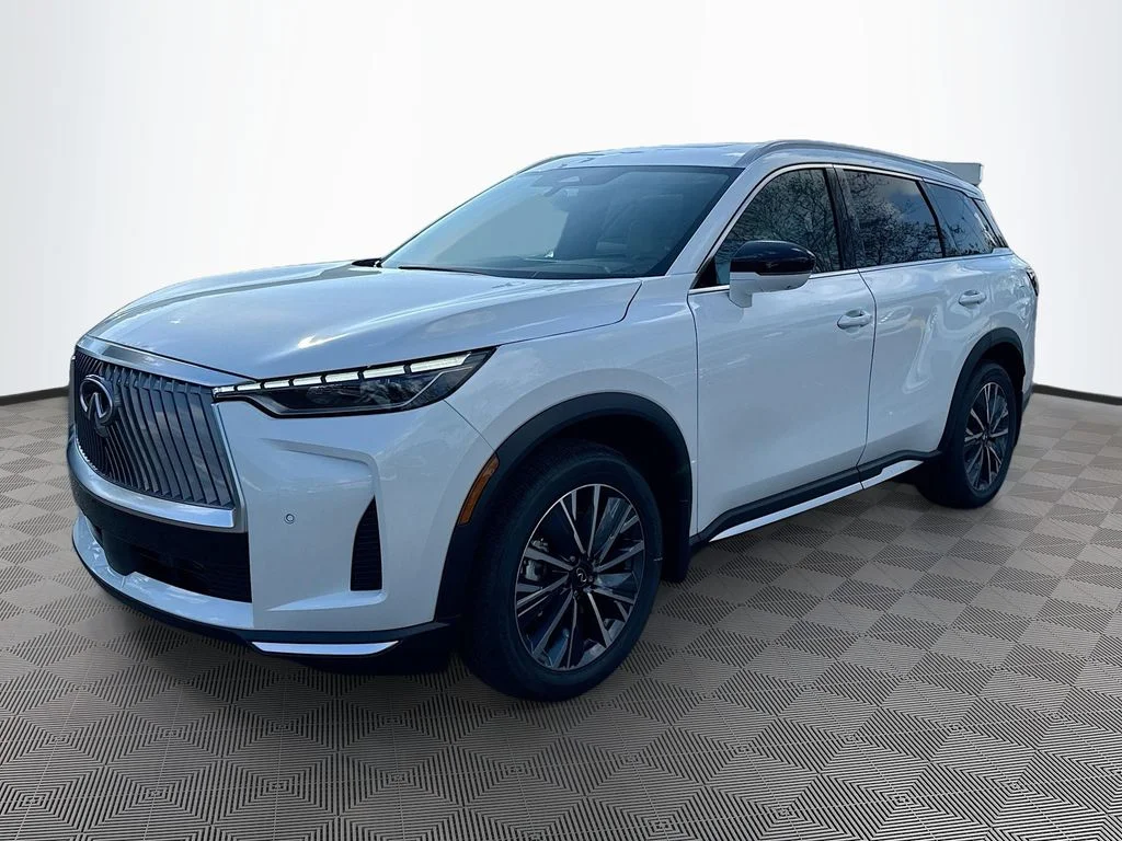 Certified Used 2026 White INFINITI LUXE image 4