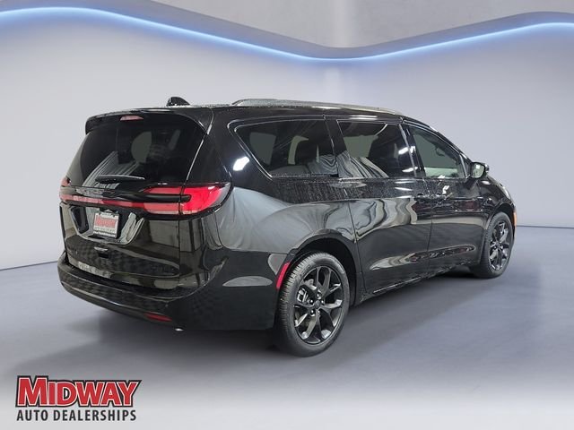 New 2027 Diamond Black Crystal Pearl-Coat Exterior Paint Chrysler Limited image 5
