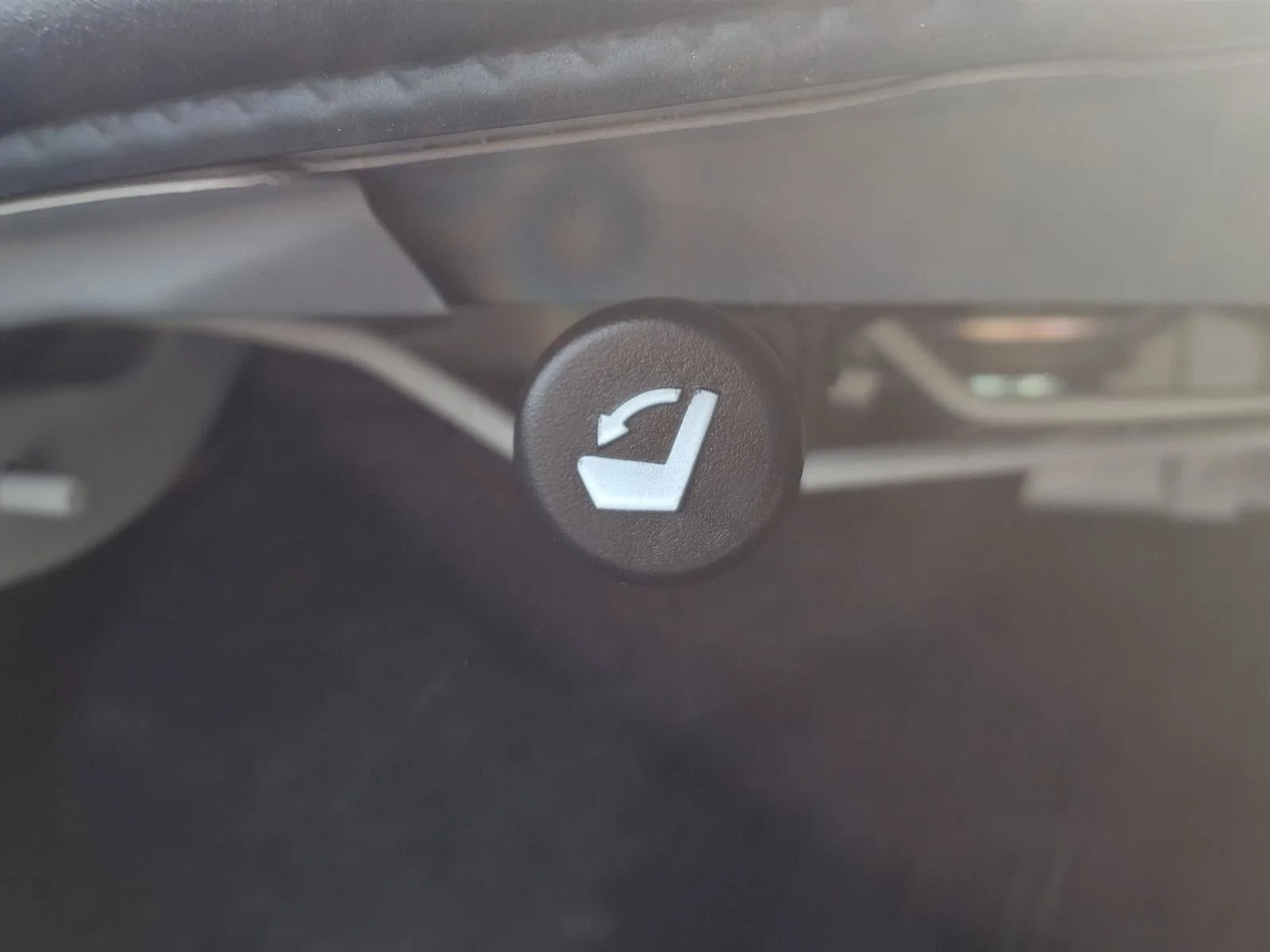 Used 2025 Glacier White Nissan SV image 23