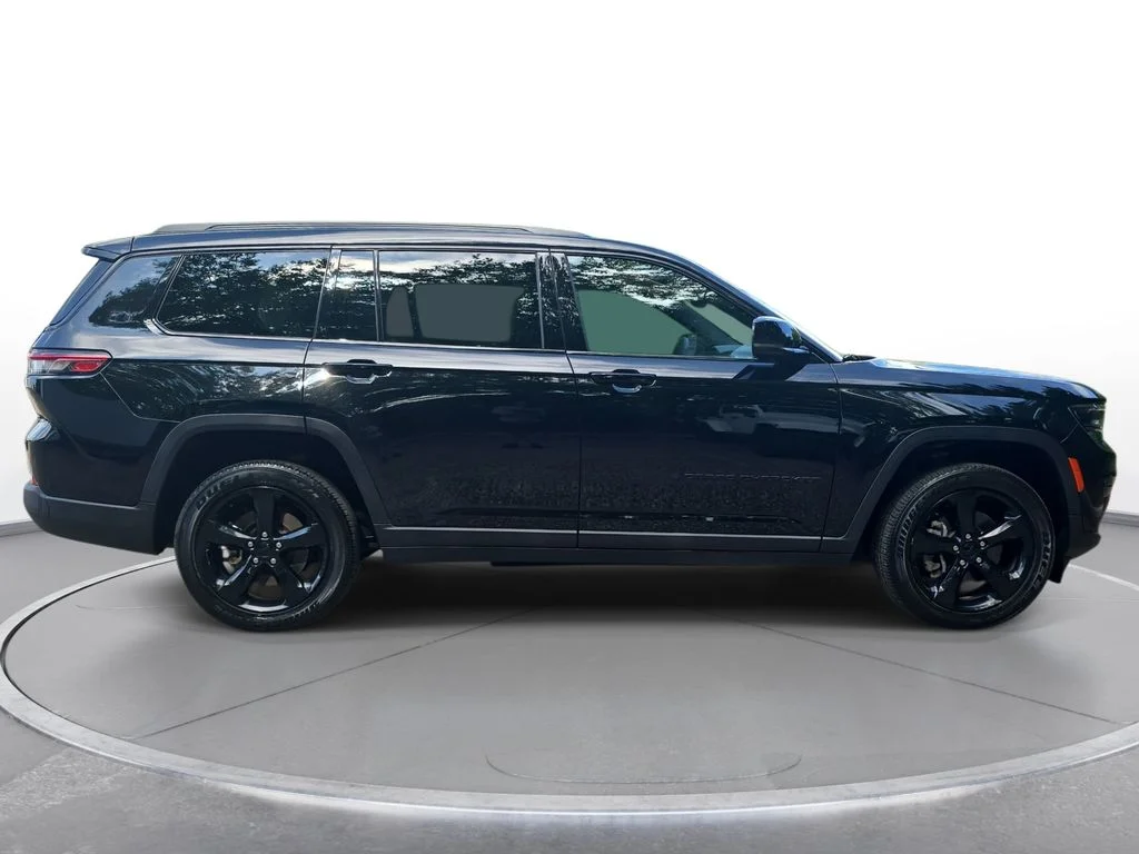 Used 2023 Black Jeep Altitude image 4