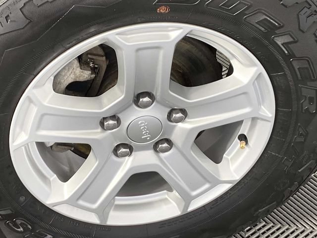Used 2018 Gray Jeep Sport S image 26