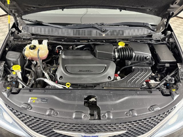 Used 2020 Gray Chrysler Limited image 31