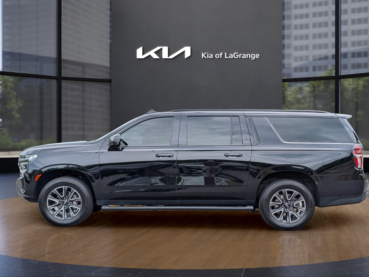 2023 Chevrolet Suburban Z71 - Photo 8