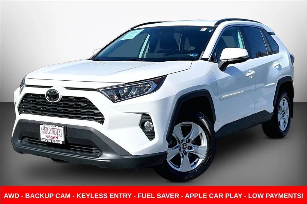 Used 2020 White Toyota XLE image 3