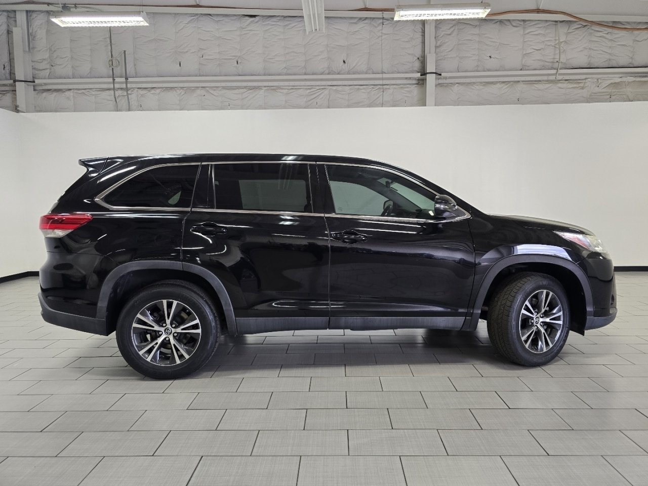2019 Toyota Highlander LE - Photo 14