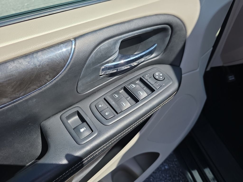 2011 Chrysler Town & Country Touring - Photo 17