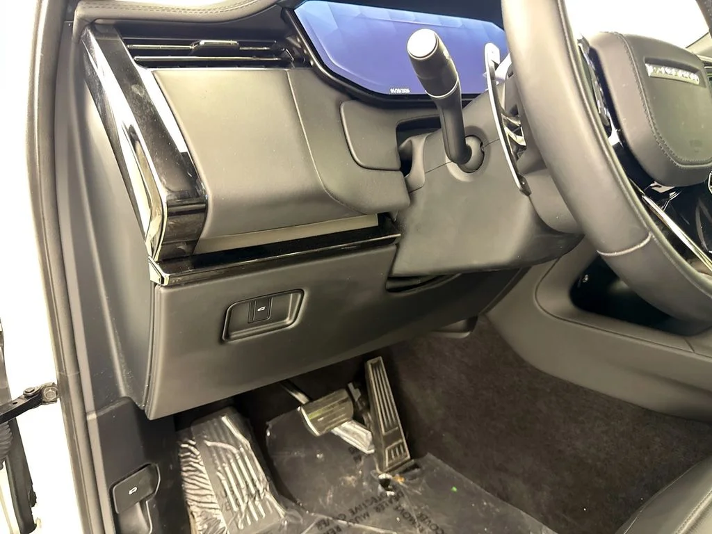 Used 2024 White Land Rover Dynamic SE image 10