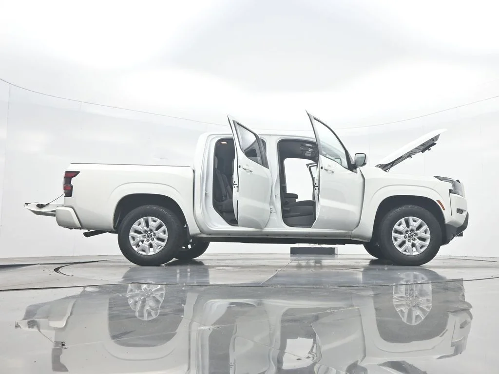 Used 2022 White Nissan SV image 43