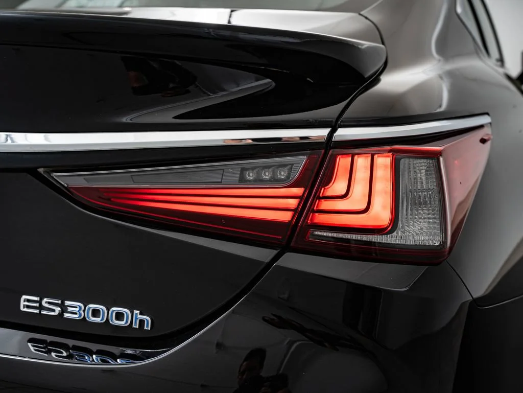 Certified Used 2020 OBSIDIAN Lexus 300h Ultra Luxury image 9