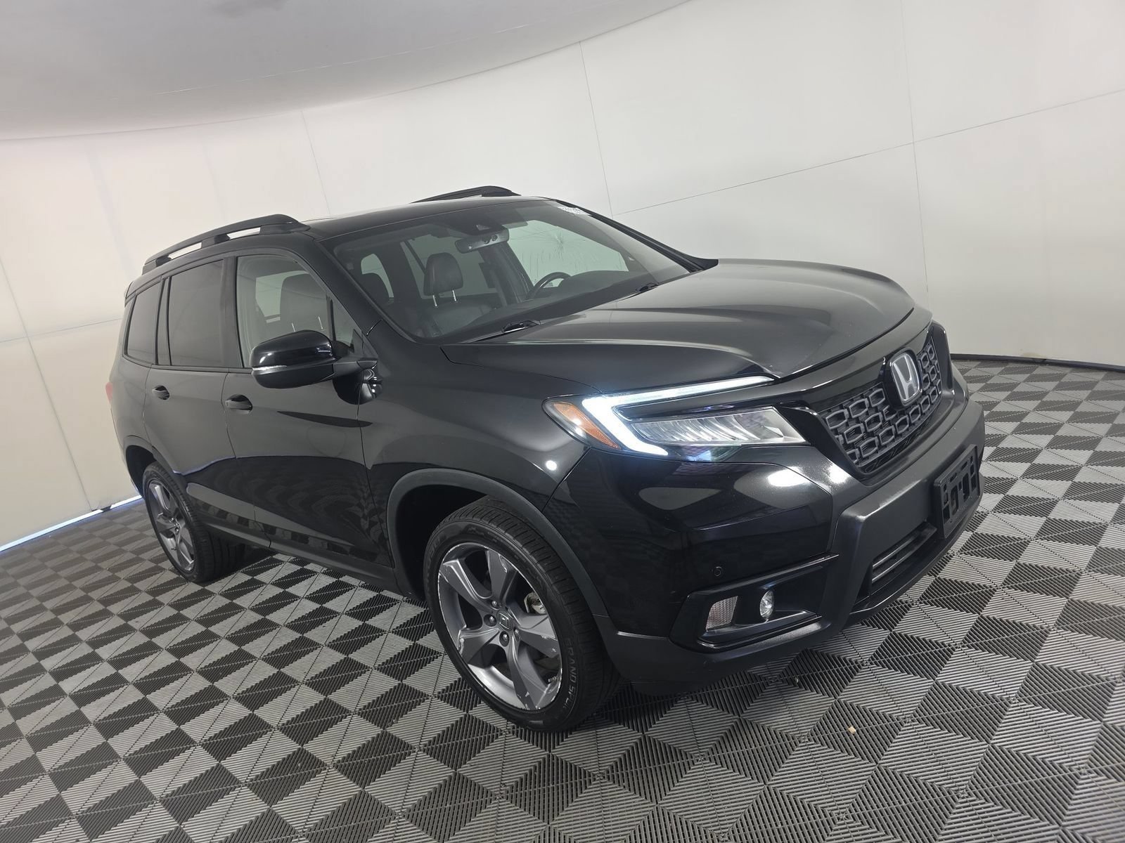 Used 2019 Crystal Black Pearl Honda Touring image 3