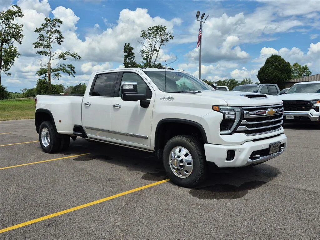 Used 2024 Summit White Chevrolet High Country image 3