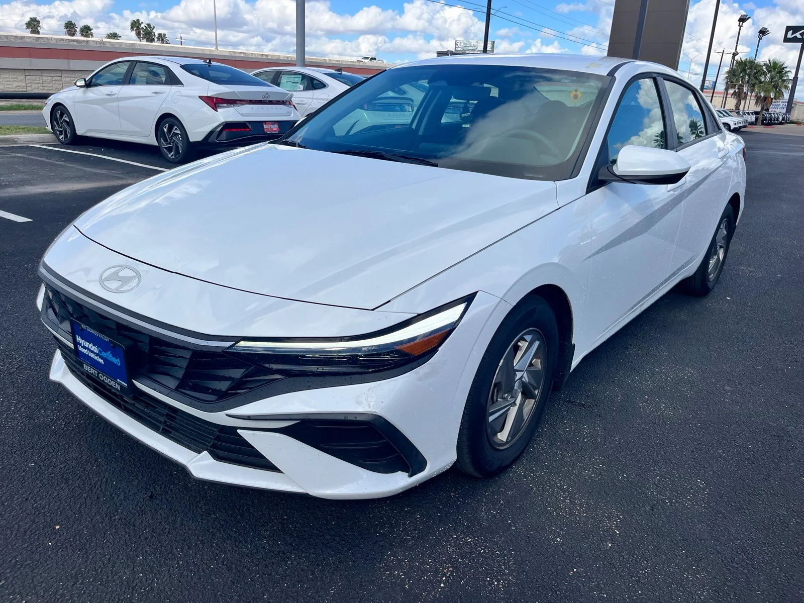Used 2025 White Hyundai SE image 5