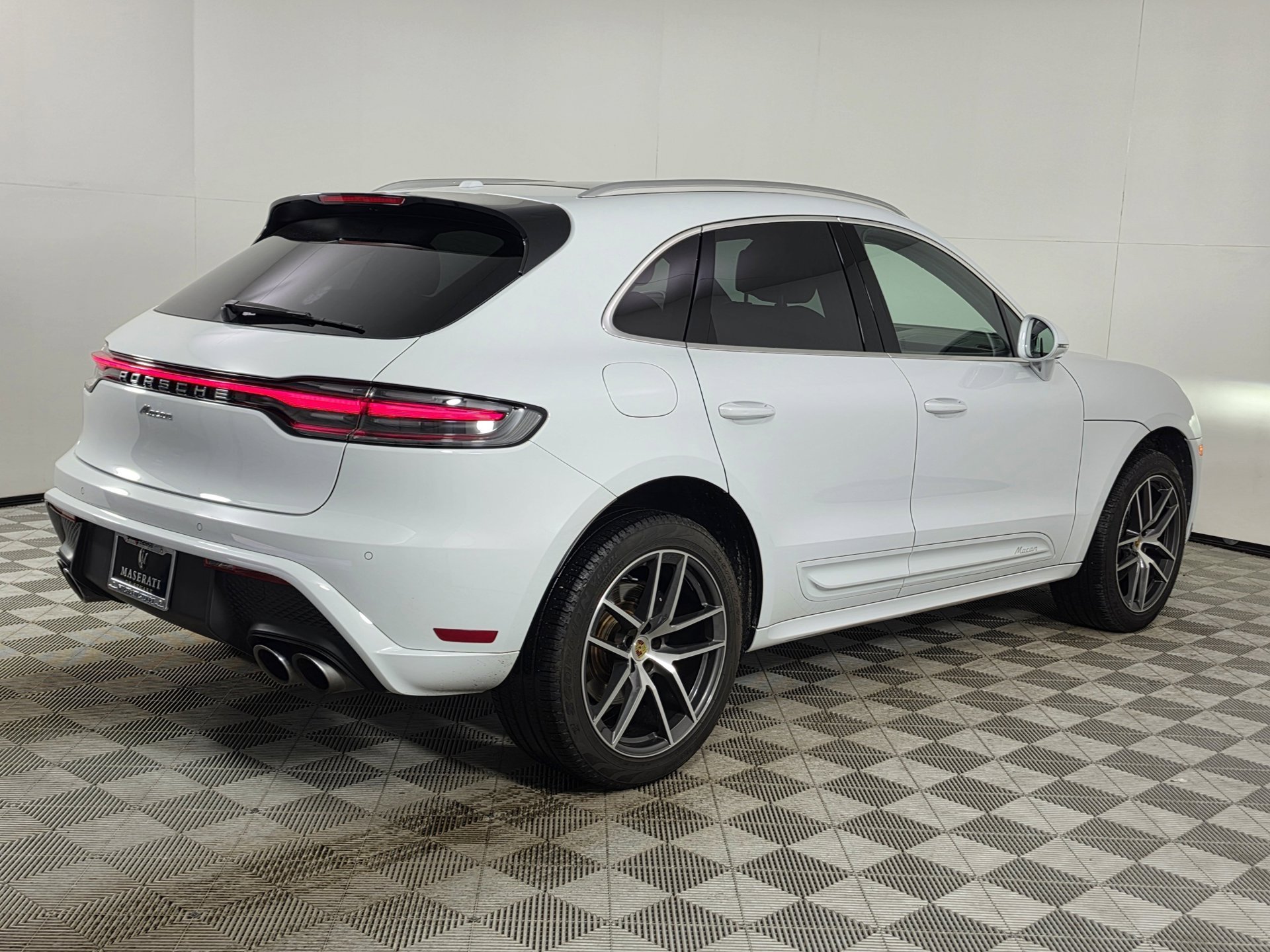 2025 Porsche Macan T - Photo 46