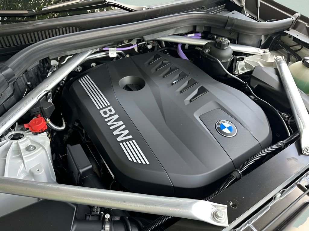 New 2026 Mineral White Metallic BMW sDrive40i image 24