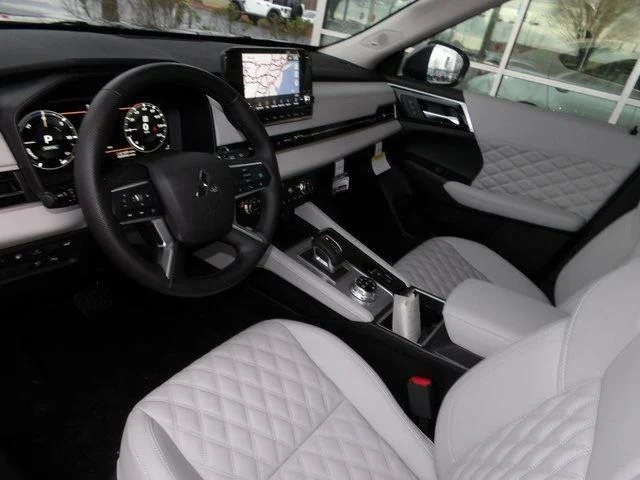 New 2025 Black Diamond/Alloy Silver Roof Mitsubishi SEL Platinum Edition image 13
