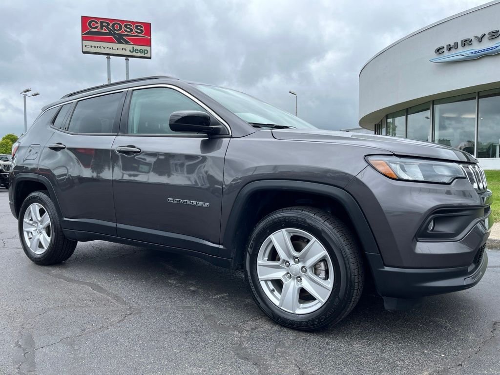 Used 2022 Crystal Metallic Jeep Latitude image 39