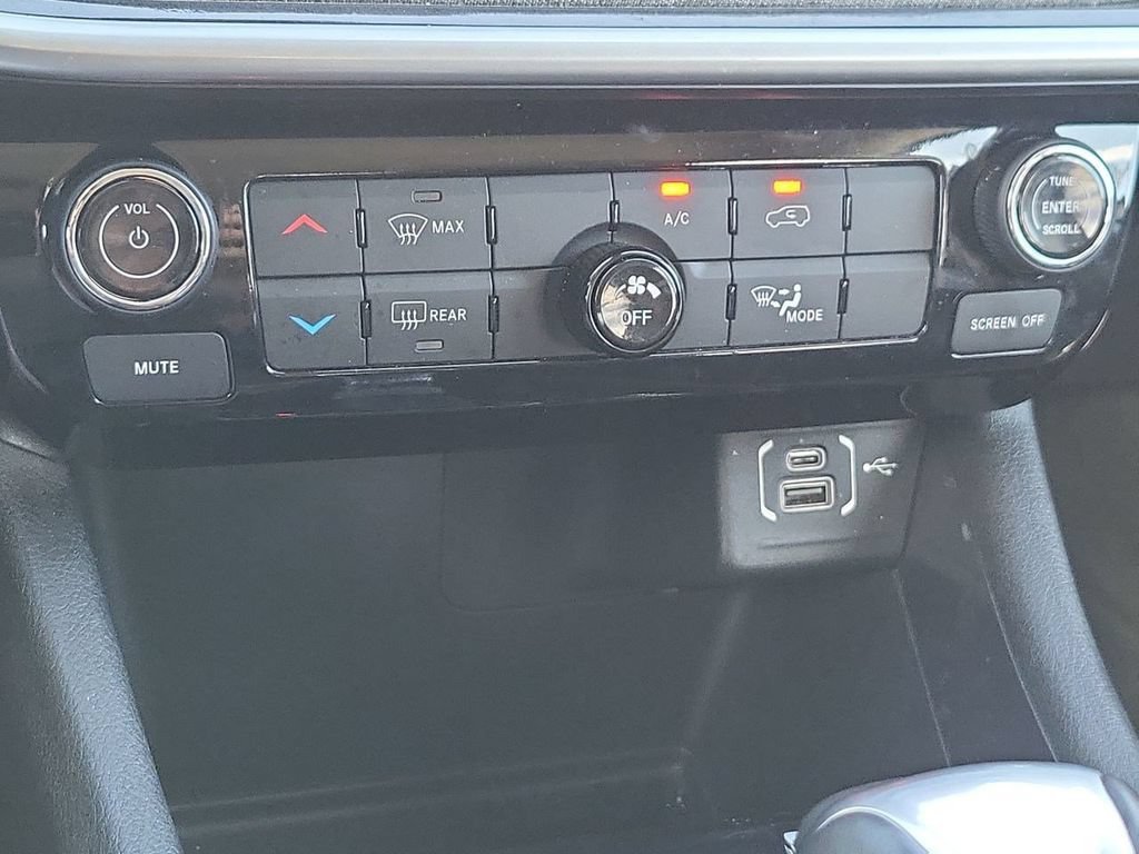 Used 2022 White Jeep Latitude FWD image 40