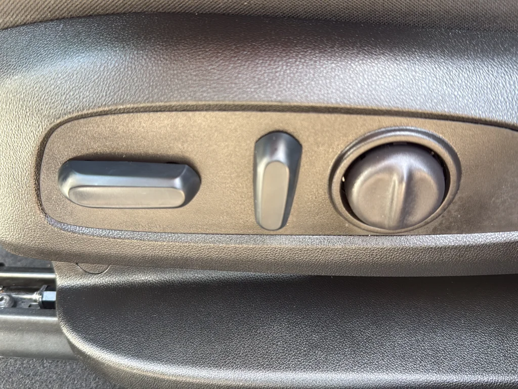 Used 2023 White GMC SLE image 20