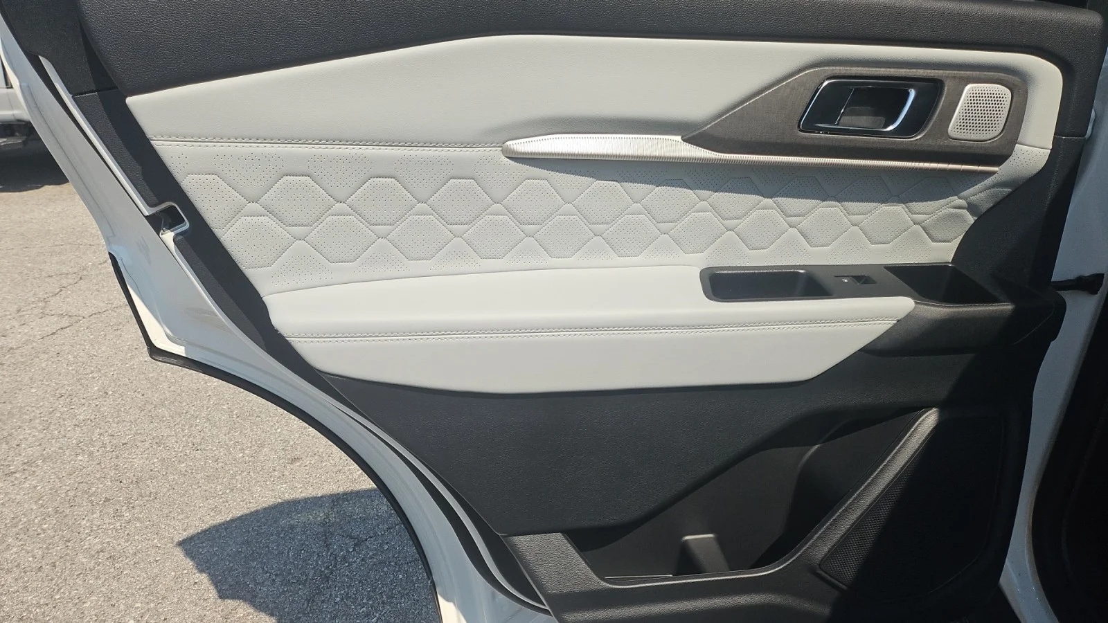 New 2027 Star White Metallic Tri-Coat Ford Platinum 4WD image 14