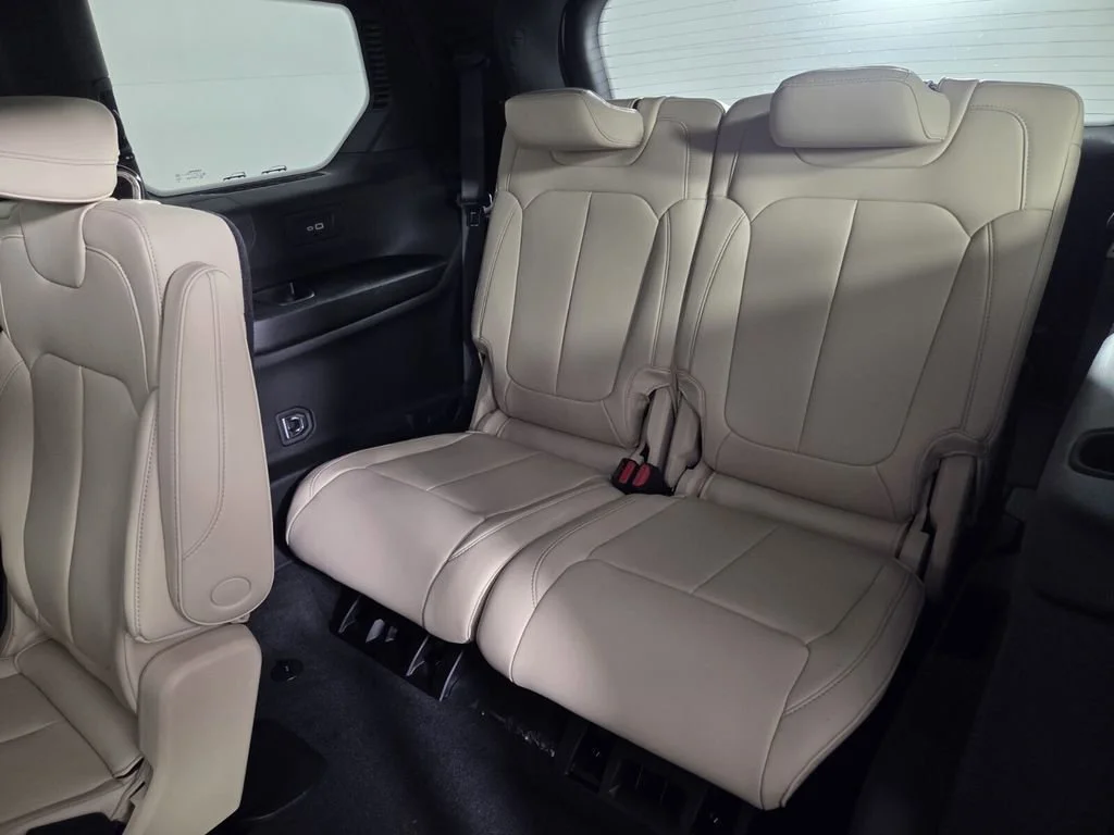 New 2026 Bright White Clear-Coat Exterior Paint Jeep Limited image 17