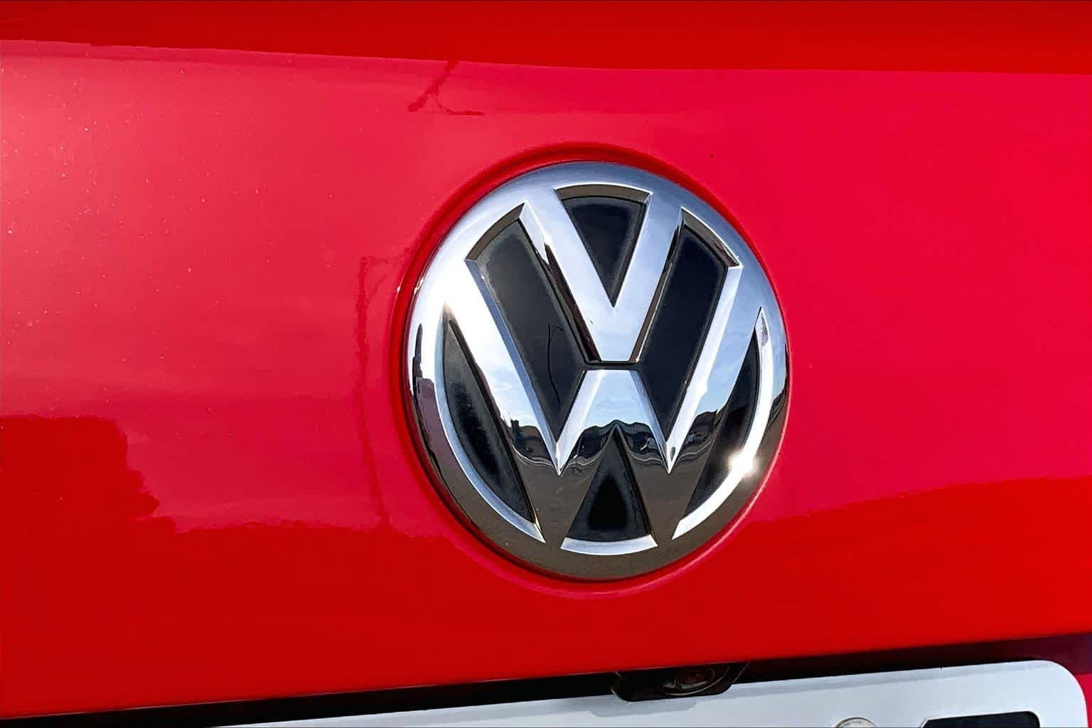 Used 2021 Tornado Red Volkswagen S image 31