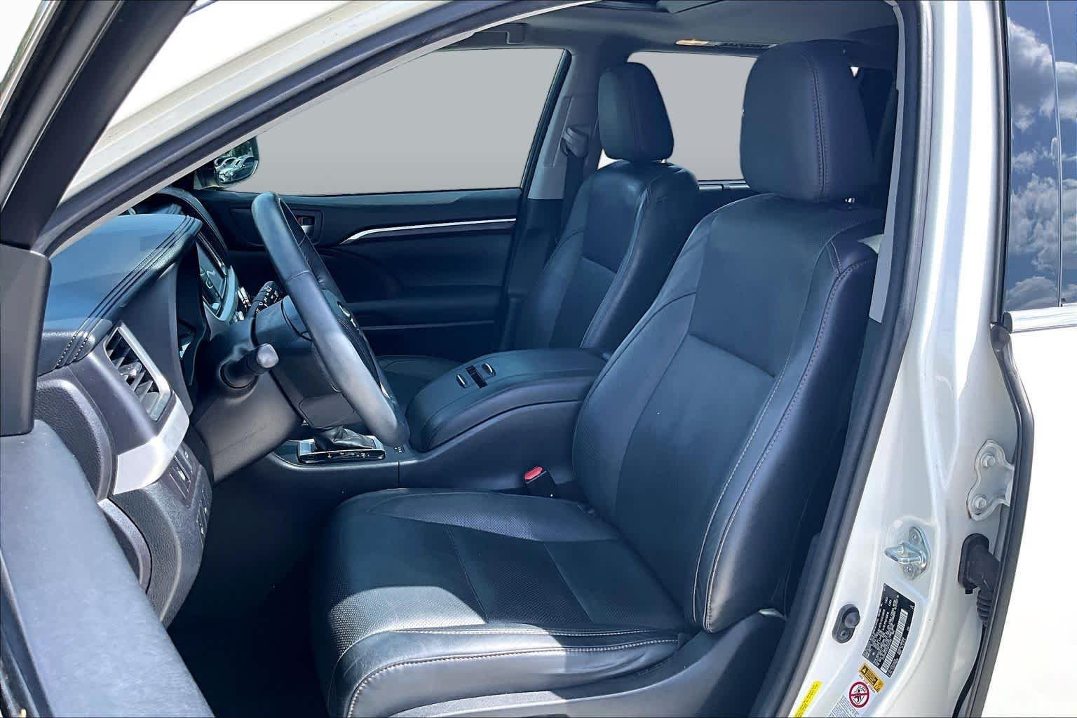 Used 2016 Blizzard Pearl Toyota Limited image 8