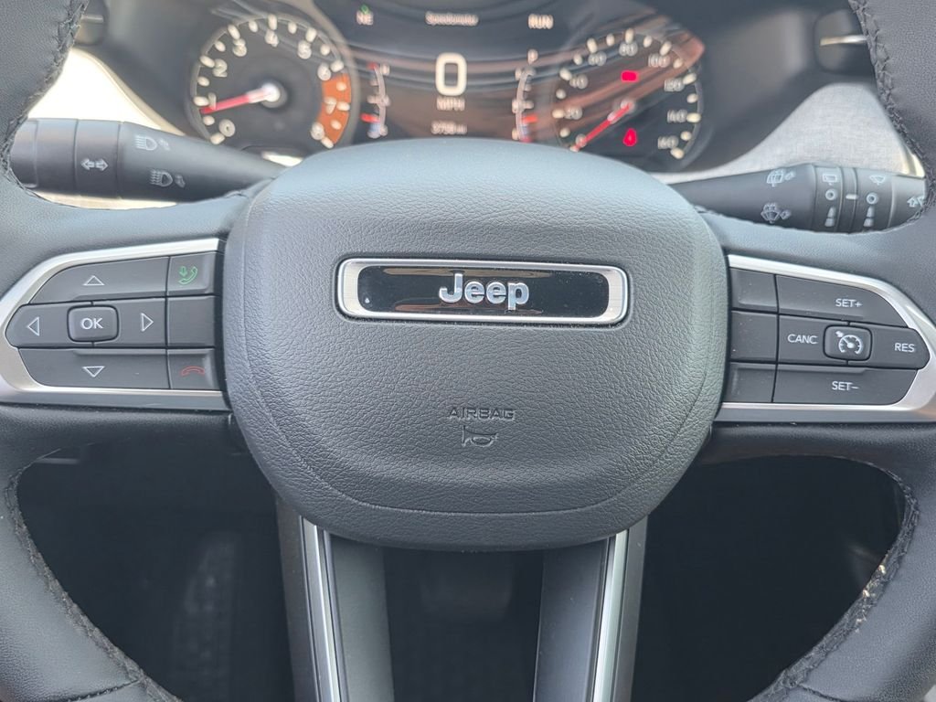 New 2025 Diamond Black Crystal Pearl-Coat Exterior Paint Jeep Latitude image 19