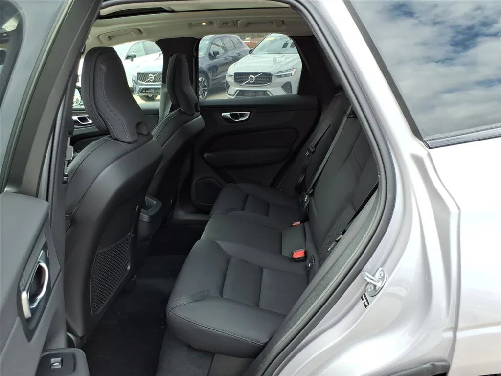 2026 Volvo XC60 Plus - Photo 11