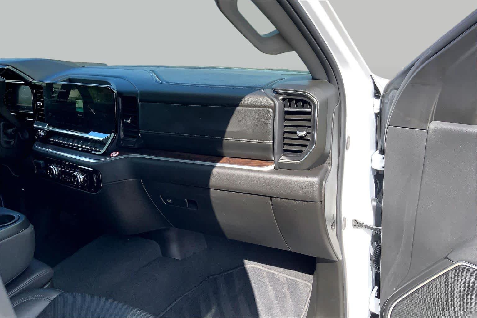 2026 GMC Sierra 1500 SLT - Photo 18