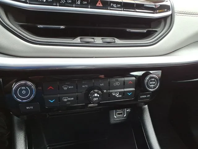Used 2024  Jeep Limited image 21