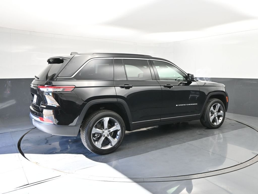 New 2026 Diamond Black Crystal Pearlcoat Jeep Limited image 15