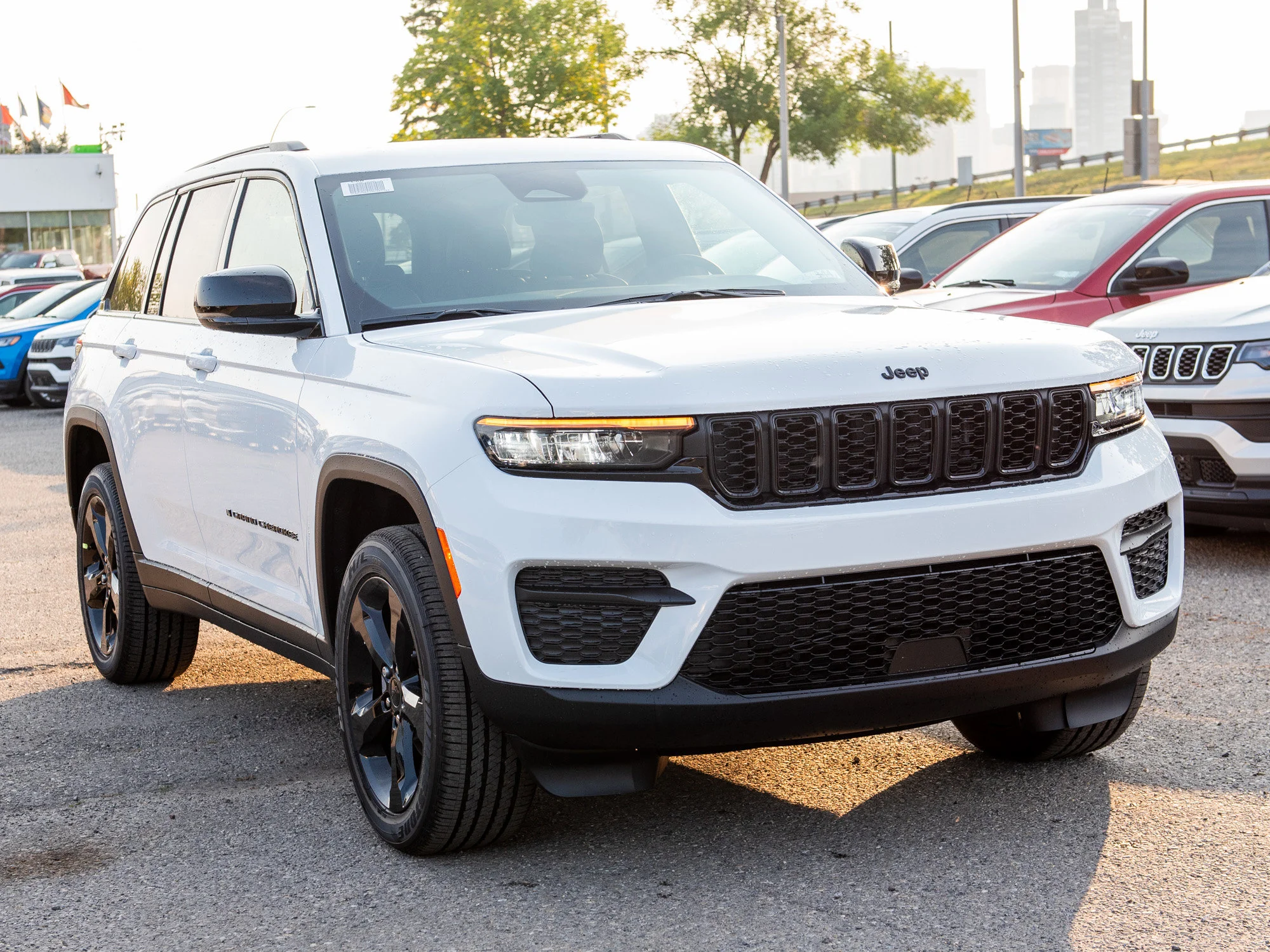 New 2025 White Jeep Altitude* 4x4, Sunroof, Trailer Tow Pkg, Wireless Charging Pad image 6